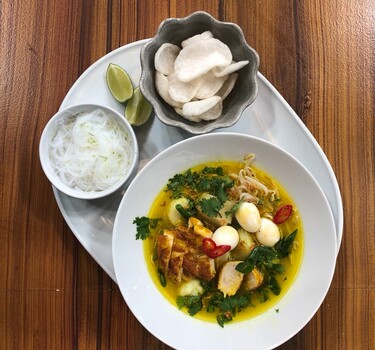 Soto ayam met krokante kip en kwarteleitjes