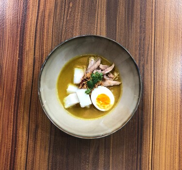 soto ayam met kokos, lontong en sambal