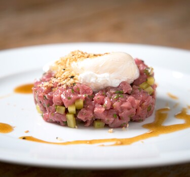 Steak tartaar met sesamkruim en zacht gepocheerd ei