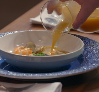 Bouillabaisse met zeebaars, kokkels en gamba's