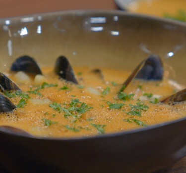 Bouillabaisse met kreeft, mosselen en kokkels