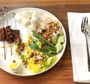 Saté kambing met lontong en gado gado