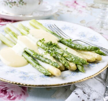 Groene en witte asperges