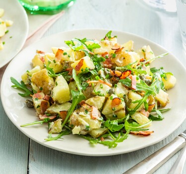 Aardappelsalade met rucola en katenspek