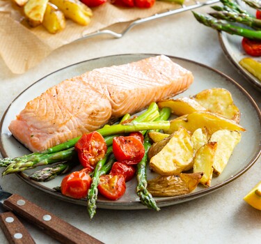 Zalm met geroosterde aardappels en groenten uit de oven