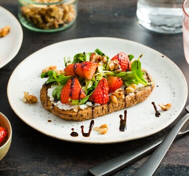 Broodje aardbeiensalade met balsamico azijn