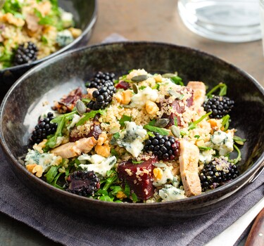 Maaltijdsalade met bramen, bietjes en blauwe kaas