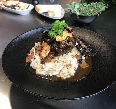 Gebraiseerde kalfswang met paddenstoelen en venkelrisotto