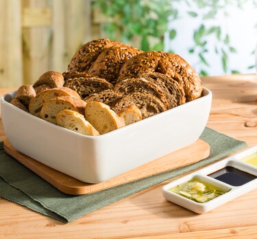 Brood met olijfolie, balsamico azijn en homemade rozemarijn-knoflookolie