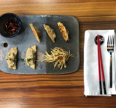 Gyoza met gehakt, shiitake, kool en taugésalade