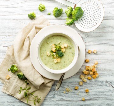 Broccoli-bloemkoolsoep met verse knoflookcroutons