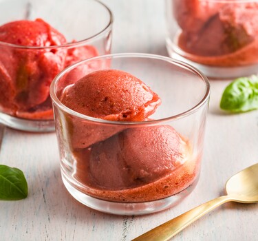 Homemade aardbeiensorbet met basilicum