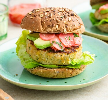 Aziatische visburger met koriandermayonaise en avocado