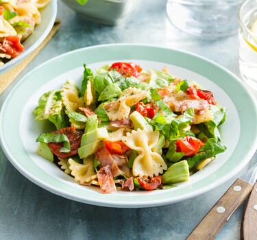 BLT-pastasalade met zelf 'gedroogde' cherrytomaatjes