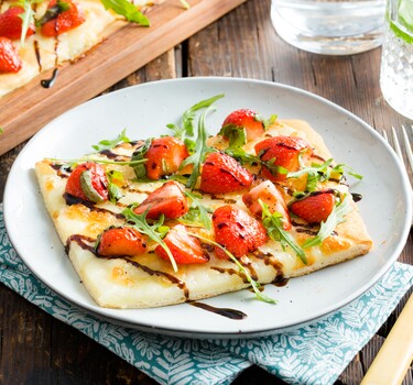 Capresepizza met aardbeien en balsamicosiroop