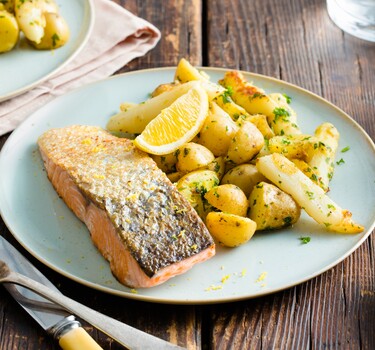 Ovenpakketjes met witte asperges, zalm, krieltjes, witte wijn en peterselie