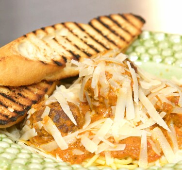 Spaghetti met tomatensaus en gehaktballetjes