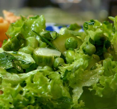 Groene salade met komkommerzoetzuur