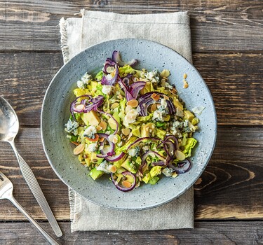 Bulgur-linzensalade met blauwe kaas en avocado