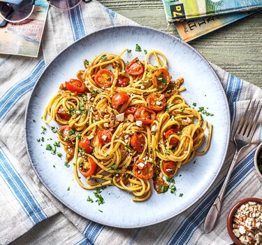 Linguine met ansjovisboter en saus van cherrytomaten