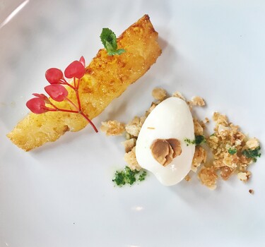 Ananas van de BBQ met yoghurtsorbet en crumble