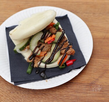 Steamed bun met eend, zoetzure komkommer en hoisin