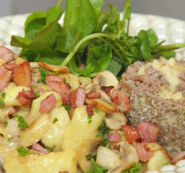 Gevulde gehaktballen met spek en gnocchi