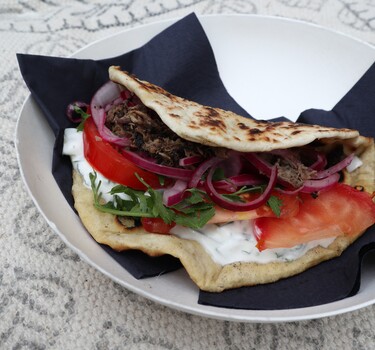 Geitenbokjesvlees met naan en dip van yoghurt en munt