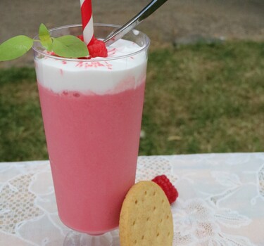 Roodfruit lassi met kokosyoghurt