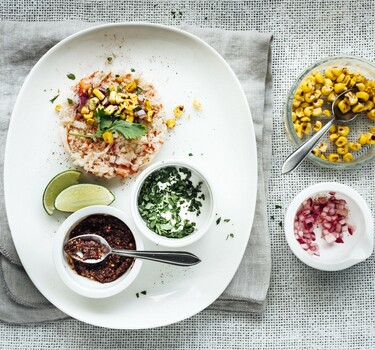 Tartare van krab en maïs met mole en koriander