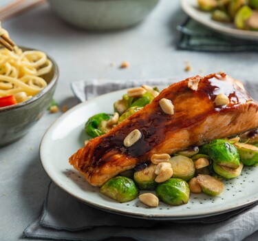 Zalm op spruiten met noedelsalade