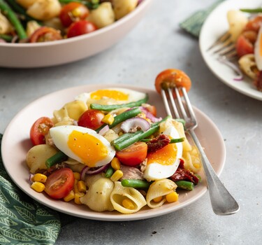 Pasta met tonijn, haricot verts, maïs en cherrytomaten