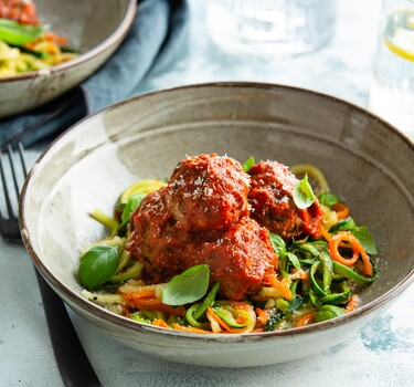 Courgetti met spinazie-gehaktballetjes en tomatensaus 