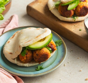 Gevulde pita's met homemade vegaballetjes