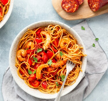 Spaghetti met chorizo en garnalen