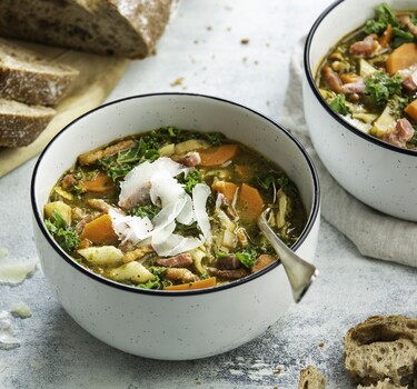 Winterse minestrone met boerenkoolpesto