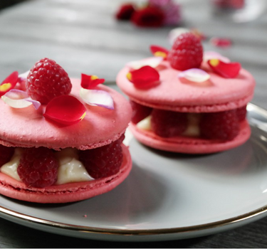 Macarontaartje met frambozen en roos