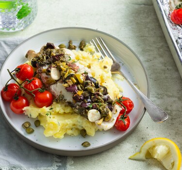 Witvispakketjes met tomaten, olijven en kappertjes