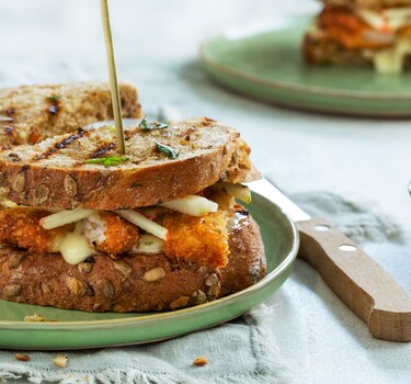 Schnitzelsandwich met appelsalsa en dragonmayonaise