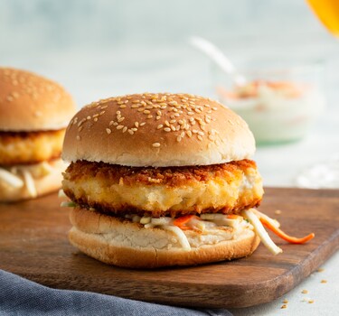 Crispy fish burgers met wortelknolselderijremoulade 