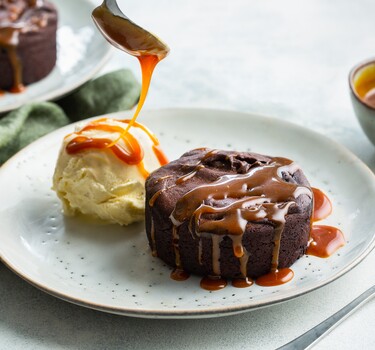 Moeulleux au chocolat met gezouten karamelsaus en vanille-ijs