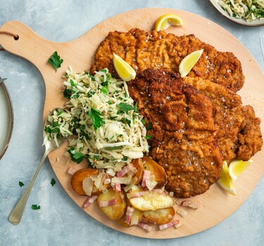 Wienerschnitzel, krautsalat en bratkartoffeln