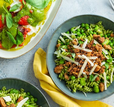 Pasta met kruidenpesto en antipasti 