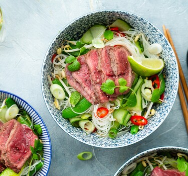 Vietnamese noedelsalade met rundvlees
