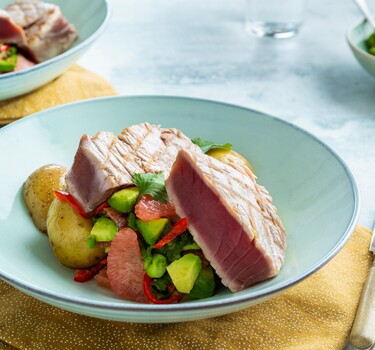 Geschroeide tonijn met grapefruit-avocadosalsa