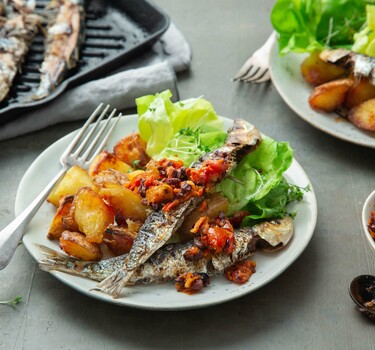 Sardines met olijvensalsa en crispy aardappels