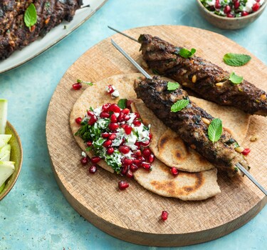 Lamsköfte met flatbread en labne