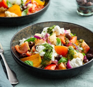 Panzanella met basilicumolie en burrata