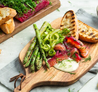 Gravad lax met groene asperges en mierikswortelmayonaise