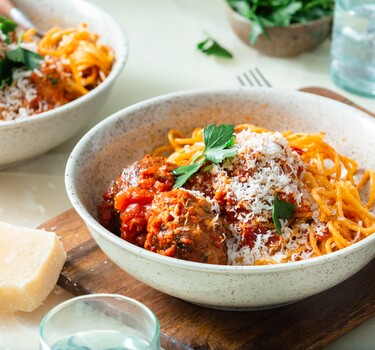 Spaghetti met gehaktballen in tomatensaus